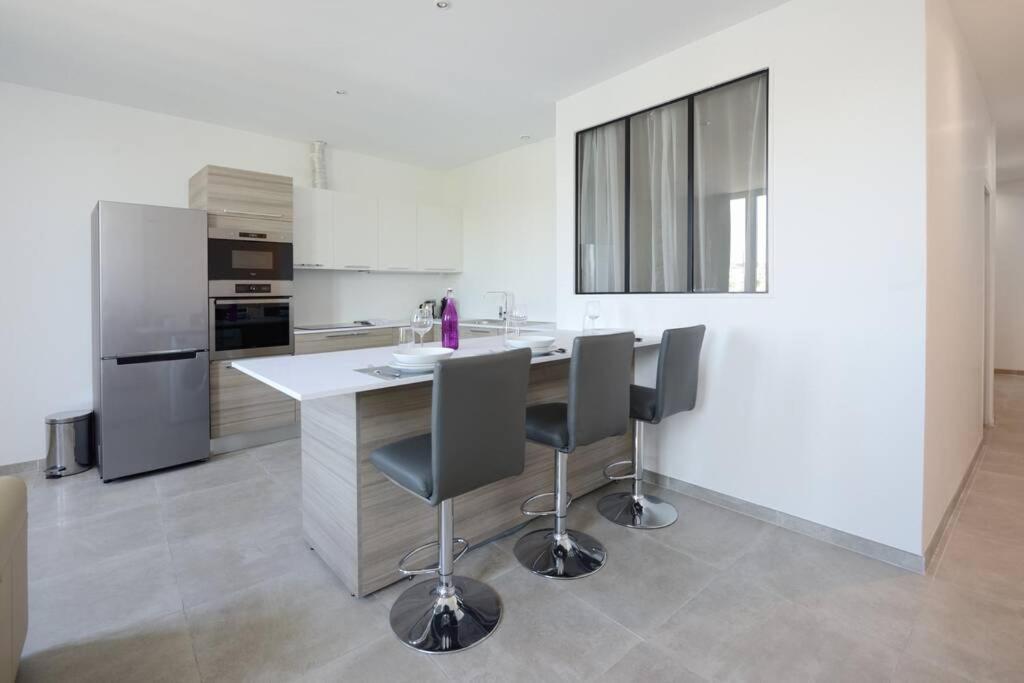 LA CIOTAT - Magnifique Appartement climatisé sur le Port Extérieur photo