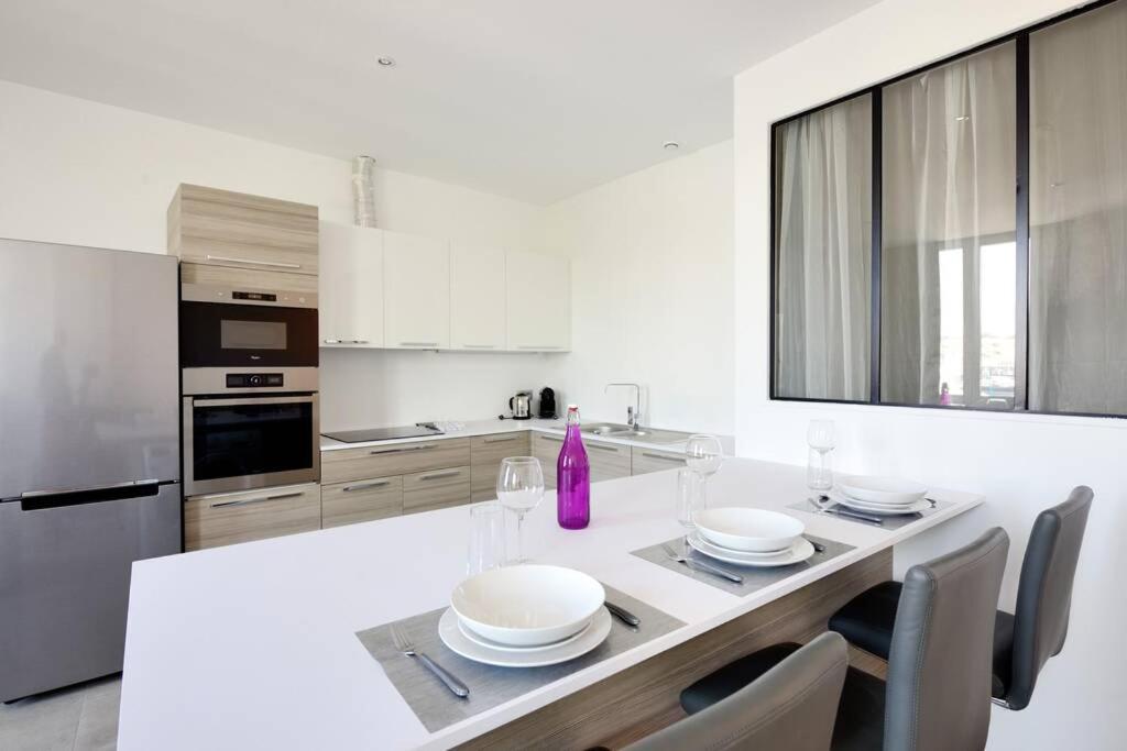 LA CIOTAT - Magnifique Appartement climatisé sur le Port Extérieur photo